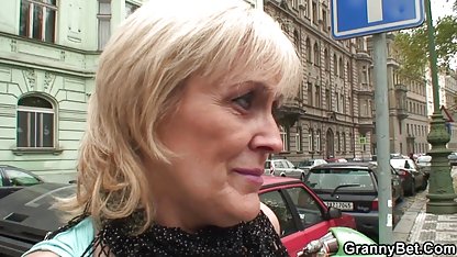 華やかな金髪手作り。 素人 av 映像